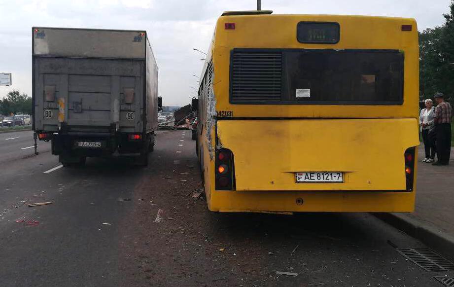 В Минске будка грузовика свалилась на проезжавший мимо автомобиль