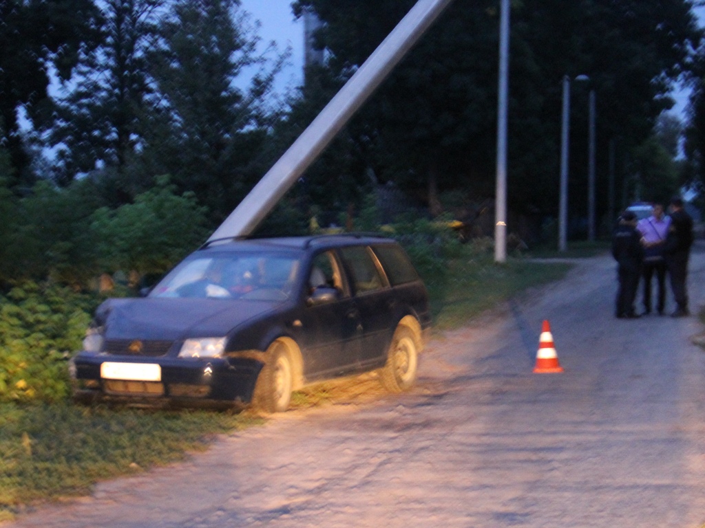 В Калинковичском районе Volkswagen врезался в столб. Погиб ребенок