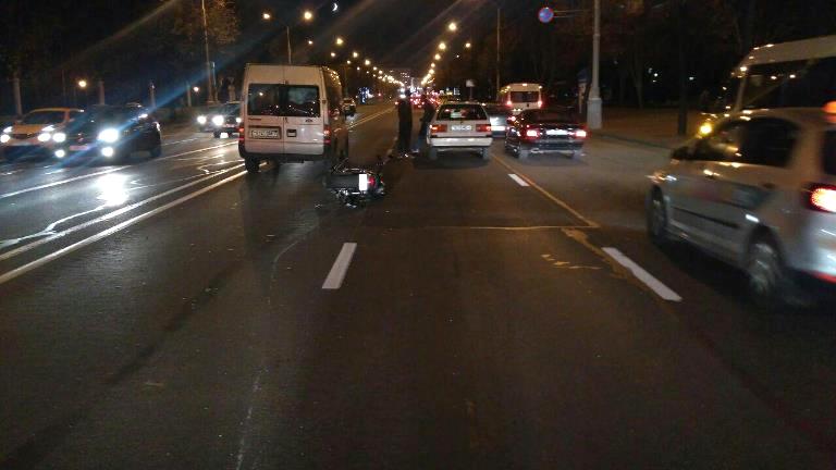 Мотоциклист попал под два автомобиля на проспекте Независимости в Минске