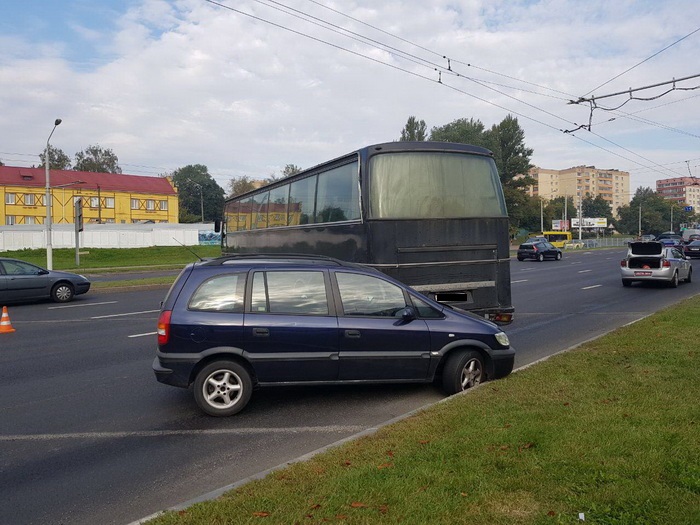 Автобус без техосмотра повредил две легковушки в Минске