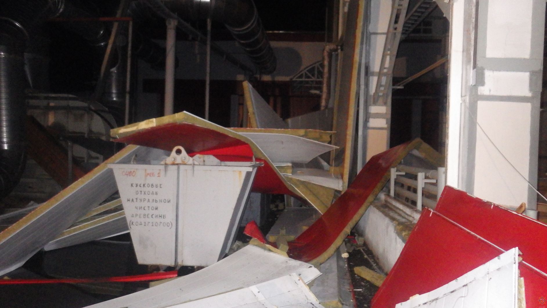 МЧС опубликовал снимки последствий взрыва на "Могилевдреве"