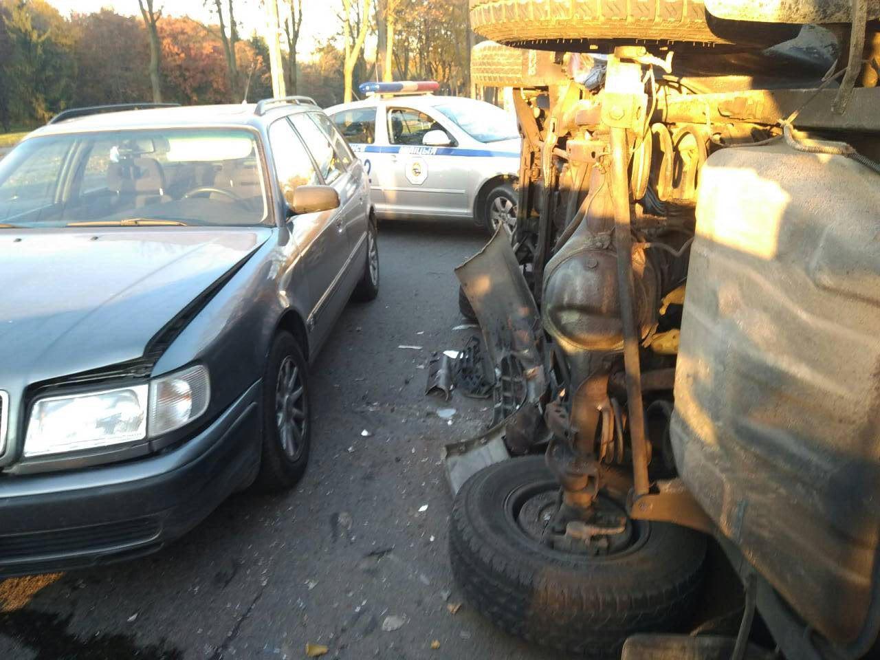 Из-за аварии в Минске Mitsubishi опрокинуло на бок