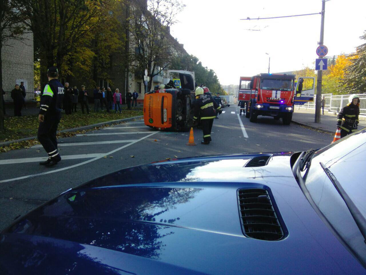В Минске от столкновения опрокинулся автомобиль "Е-доставки"