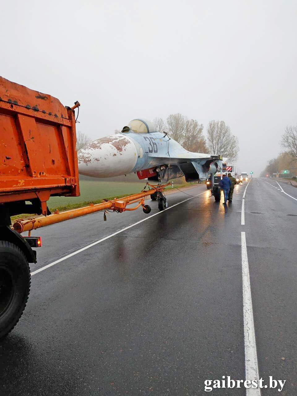 Фотофакт: в Пинск везут истребитель СУ-27П