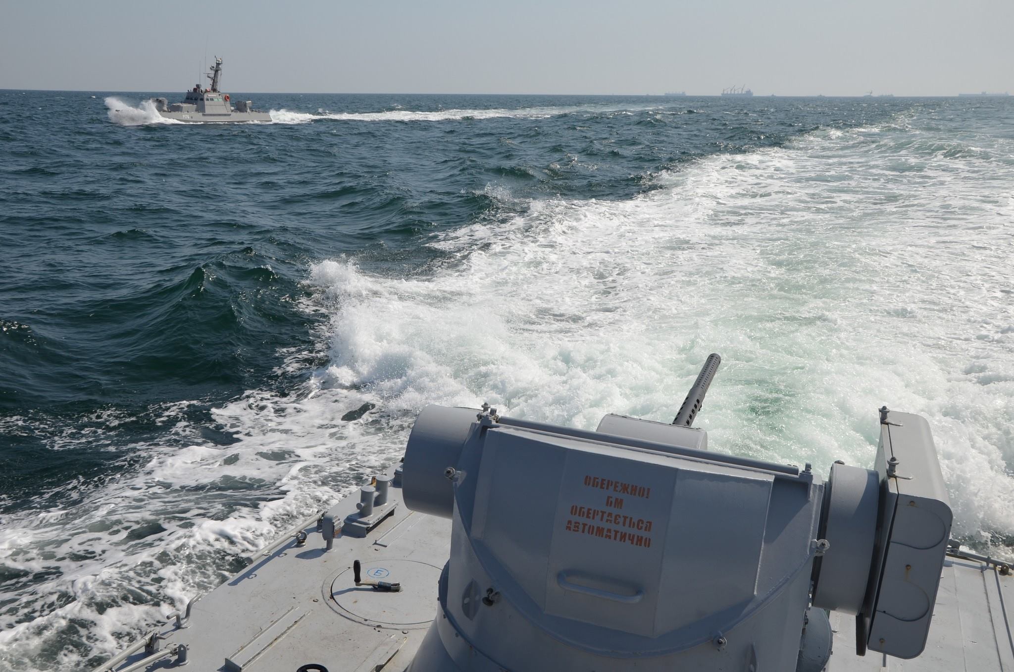 Россия открыла огонь по судам ВМС Украины. Три корабля захвачены
