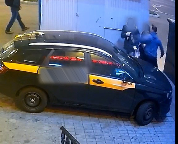 Таксист хотел наказать незнакомца за разбитое стекло, но сам ответит за хулиганство