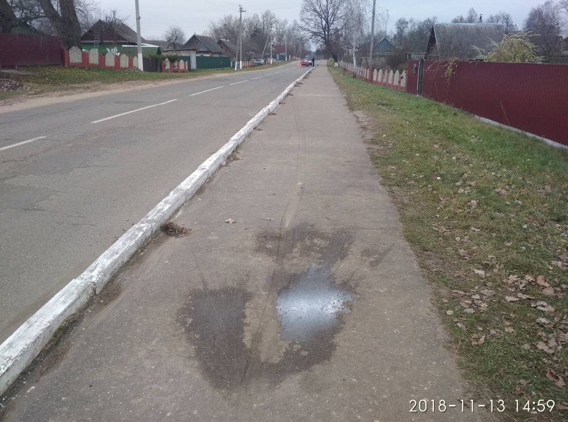 Пьяный бесправник на "Запорожце" сбил пешехода на тротуаре