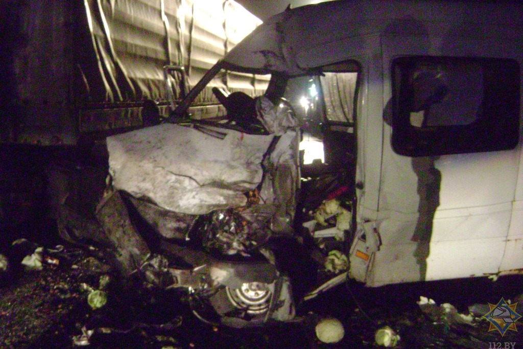 Столкновение микроавтобуса и фуры в Кировском районе: водитель погиб, пассажирка пострадала