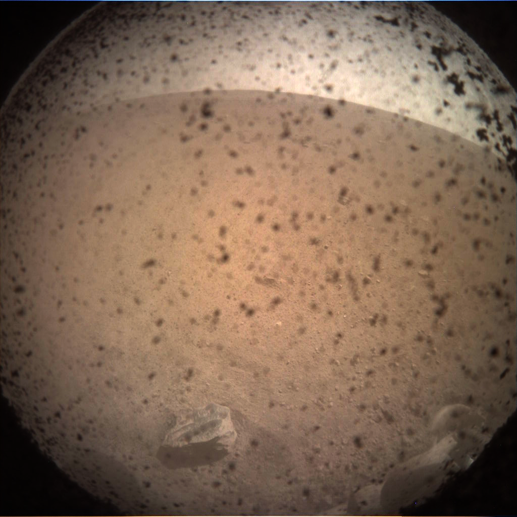Зонд NASA InSight успешно сел на Марс и передал первые снимки