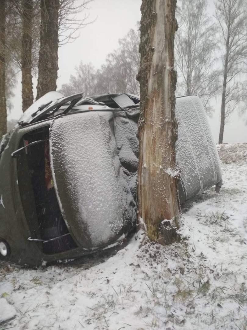 УАЗ опрокинулся и врезался в дерево