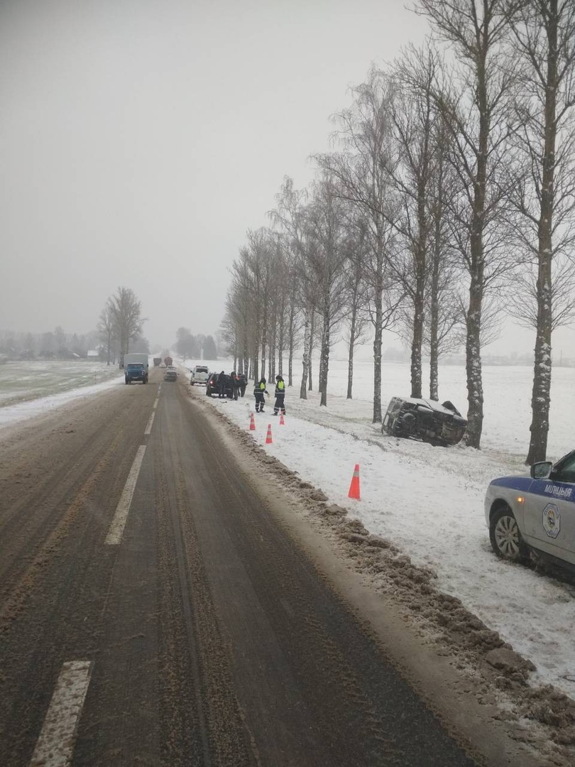 УАЗ опрокинулся и врезался в дерево