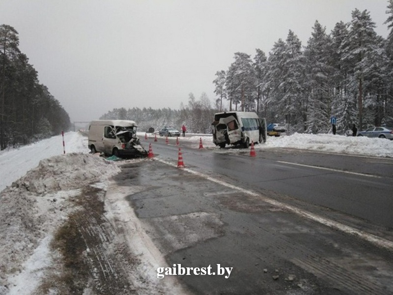 Два микроавтобуса влобовую столкнулись на трассе Брест-Минск