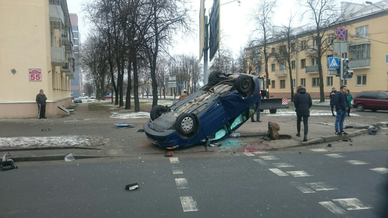 Volkswagen перевернулся в Минске после столкновения с Jaguar