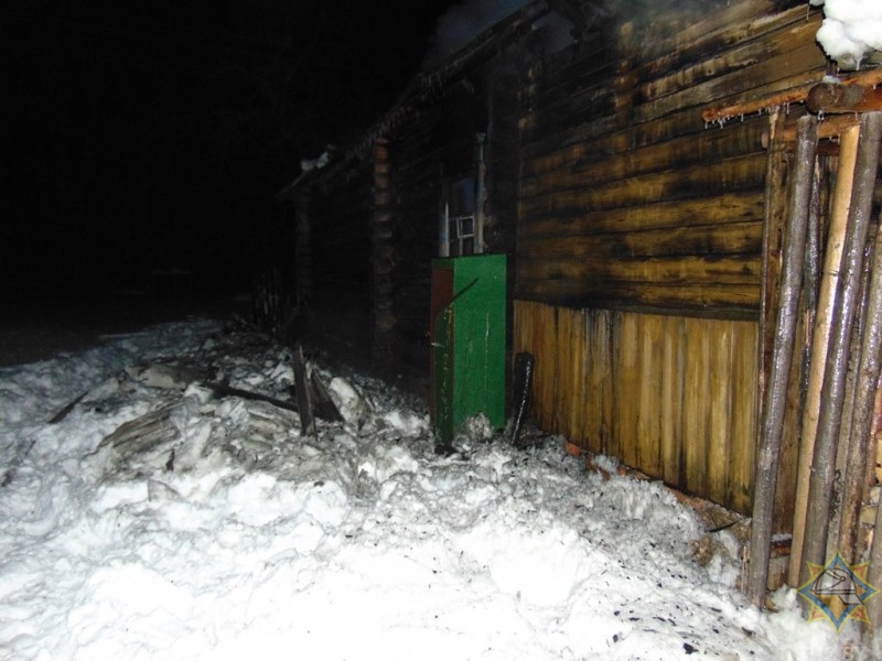 В Городокском районе женщина пыталась потушить пожар самостоятельно и получила ожоги