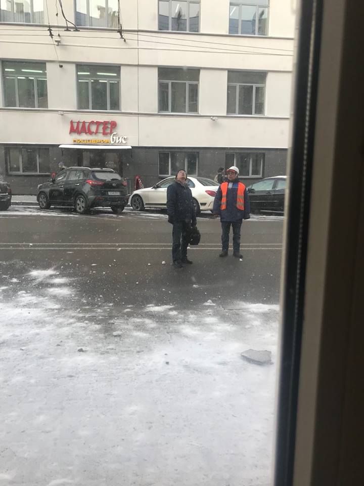 В Минске рабочие сбросили кирпич, когда чистили крышу. Прохожая получила перелом