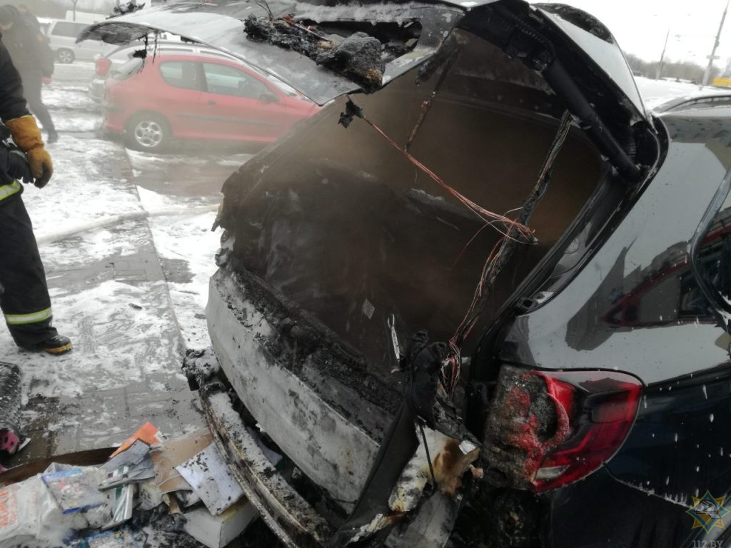 В Минске полностью сгорел микроавтобус, повреждены еще 4 автомобиля