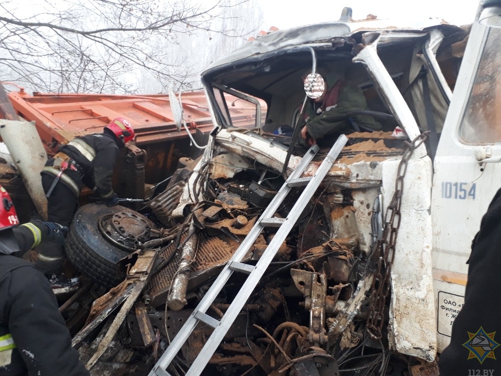 Два грузовых МАЗа столкнулись влобовую в Рогачевском районе