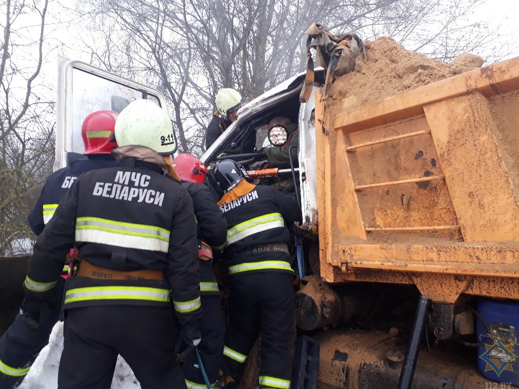 Два грузовых МАЗа столкнулись влобовую в Рогачевском районе