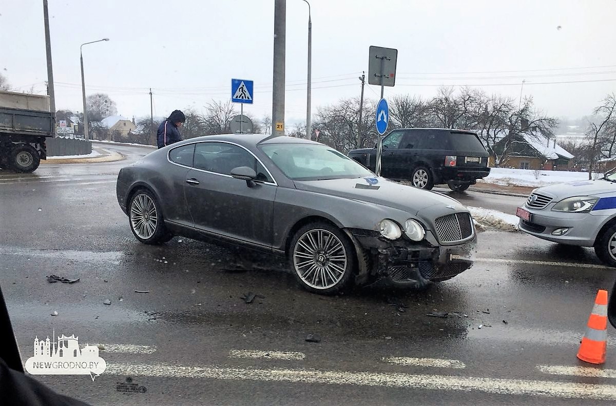 Российский Bentley не уступил дорогу беларусскому Mercedes в Гродно