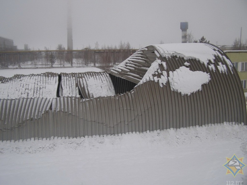 Кровля ангара сложилась под снегом в Костюковичах