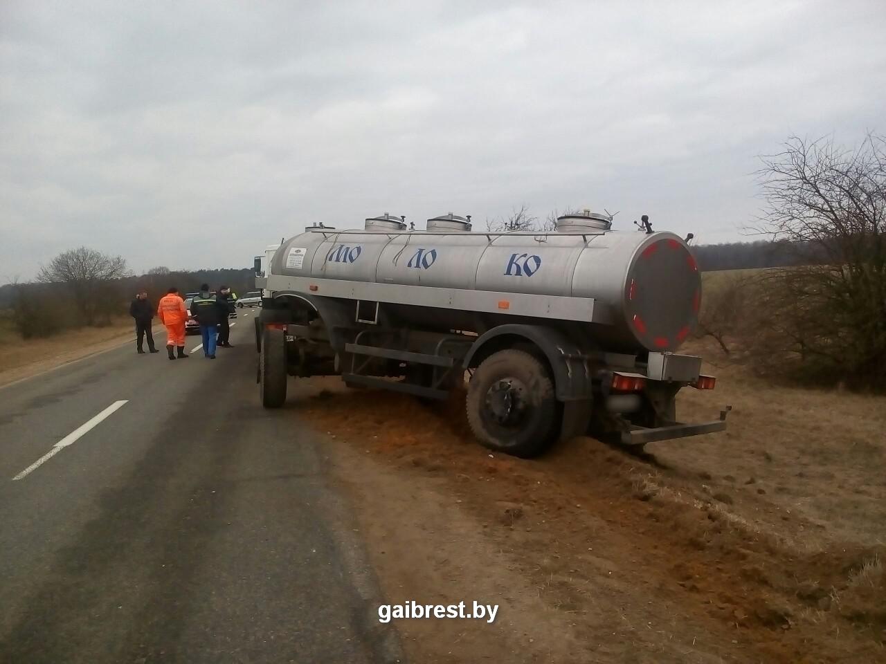 Легковушка попала под молоковоз в Каменецком районе