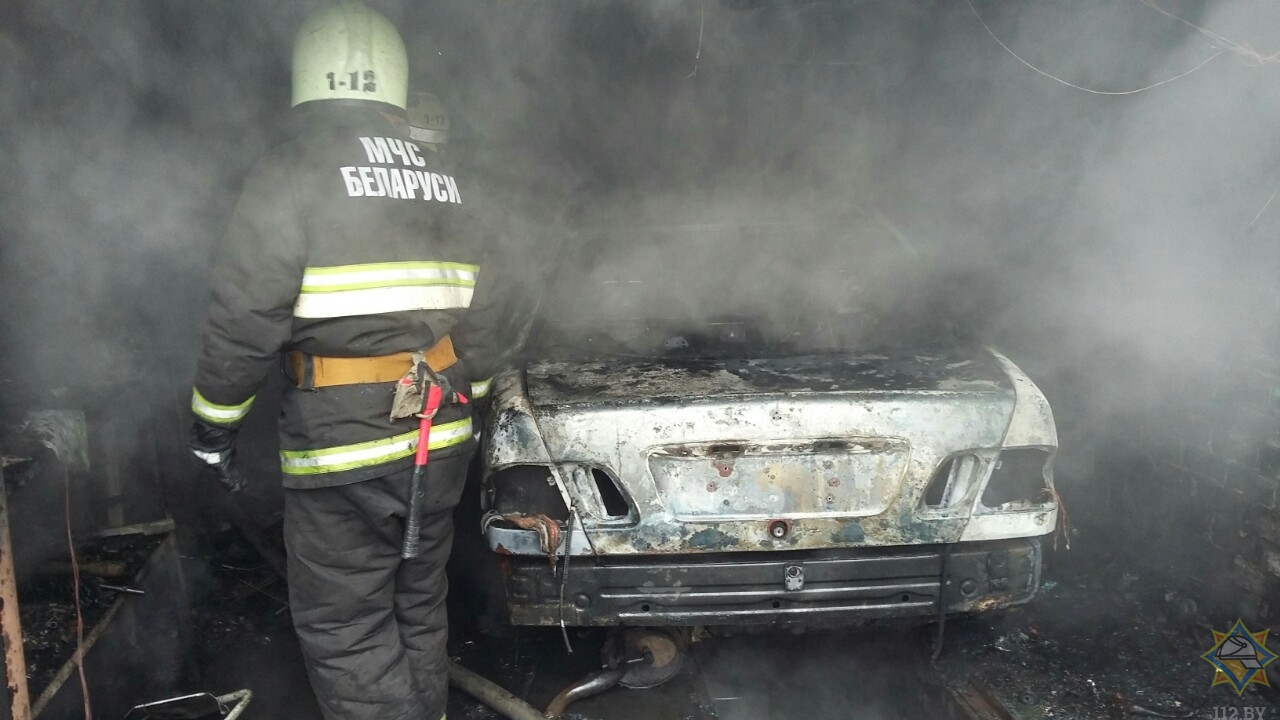 В Могилеве мужчина получил ожоги при тушении чужой машины