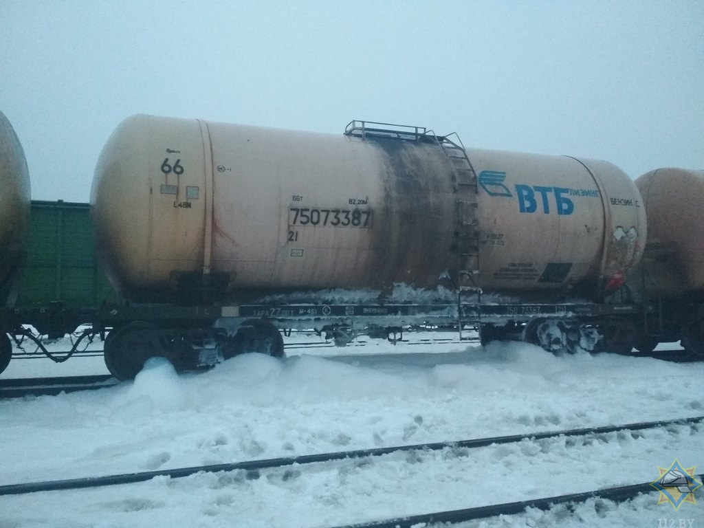 В Светлогорске на железной дороге бензин вытек из цистерны