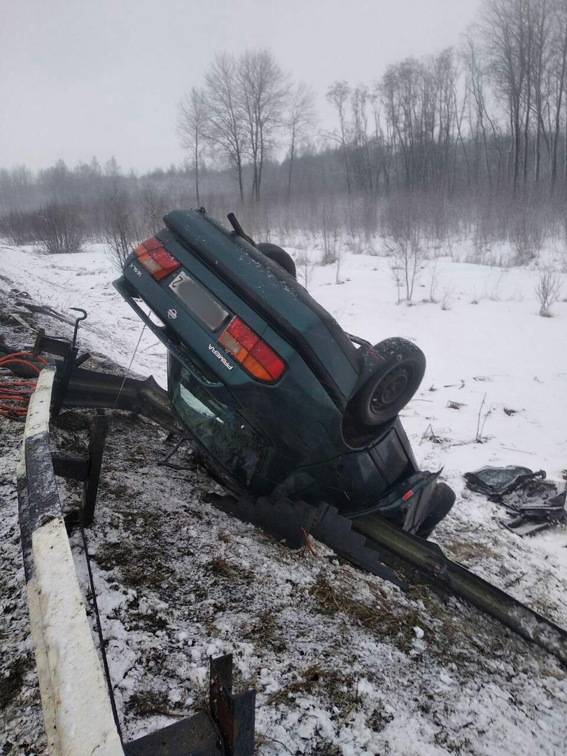 Nissan влетел в отбойник: двое насмерть