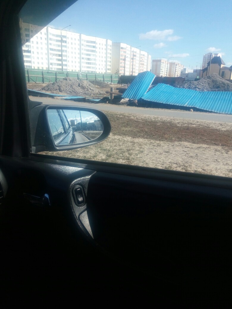 В Минске ветром сдуло остановку - и другие "шалости" стихии