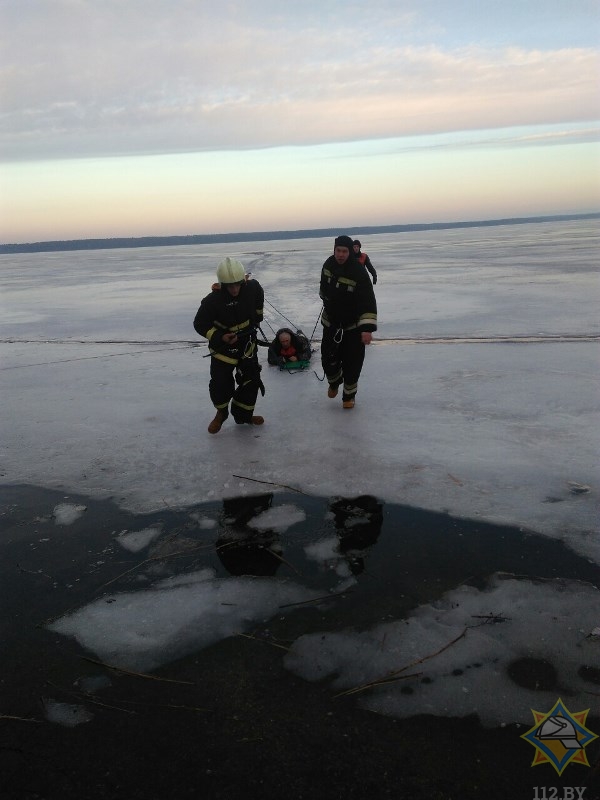 Двое мужчин провалились под лед на Лукомском озере