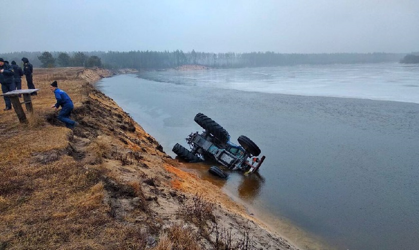 Мужчина погиб при падении трактора в реку в Лоевском районе