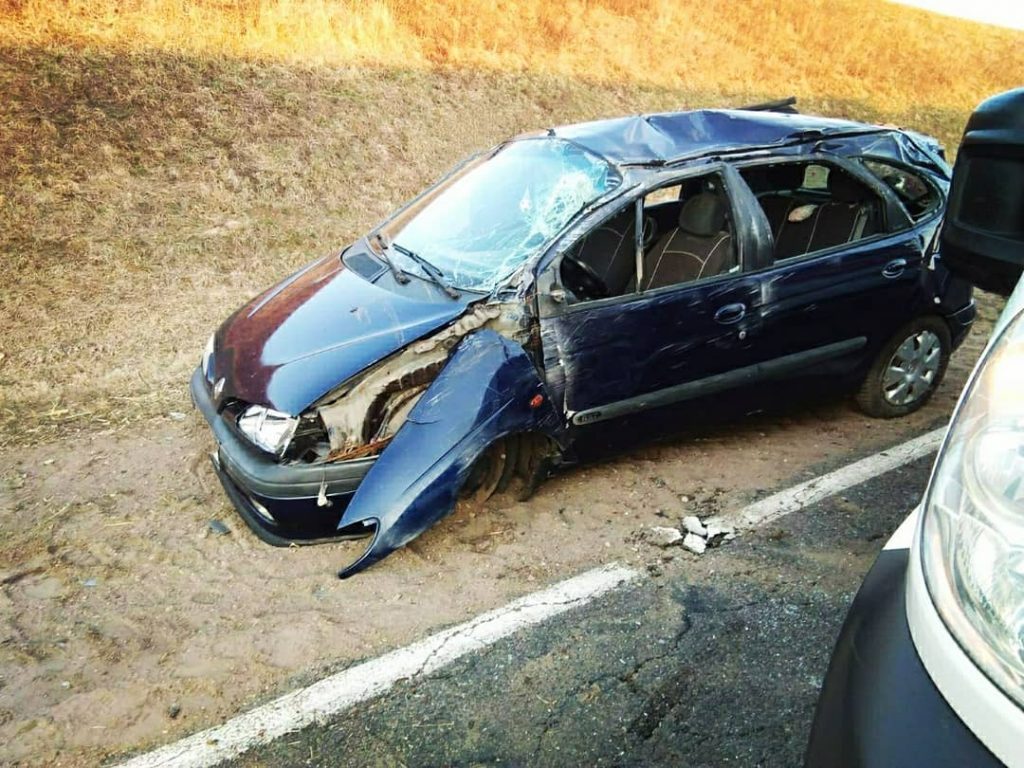 В Барановичском районе Renault перевернулся несколько раз из-за лопнувшего колеса