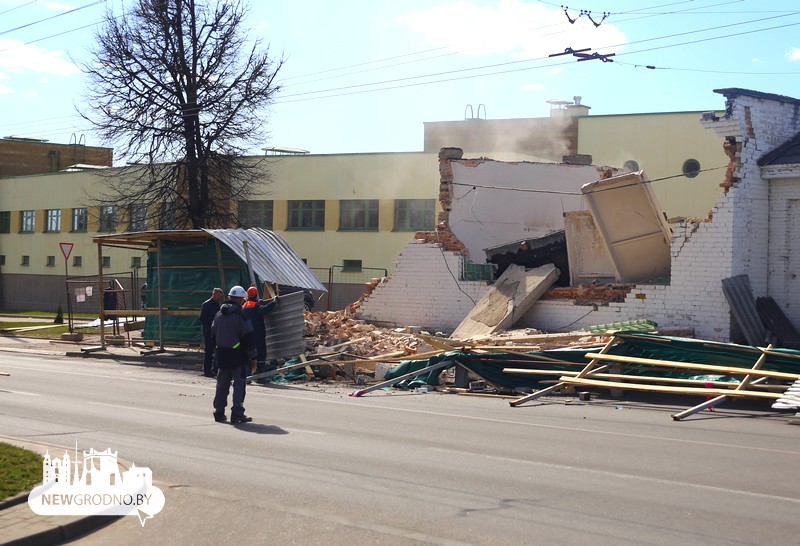 В Гродно при сносе гаражей на тротуар обрушилась стена