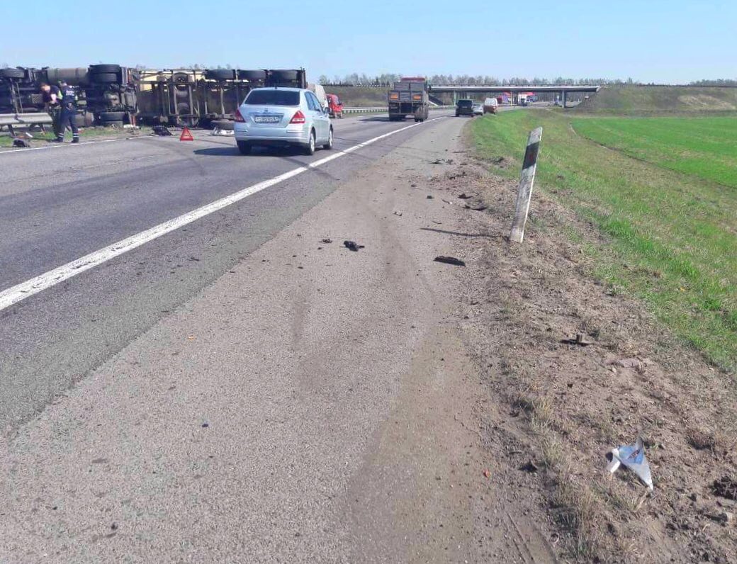 Фура в Борисовском районе снесла автомобиль дорожников