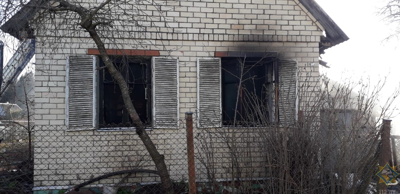Мужчина получил ожоги при тушении пожара в Червенском районе