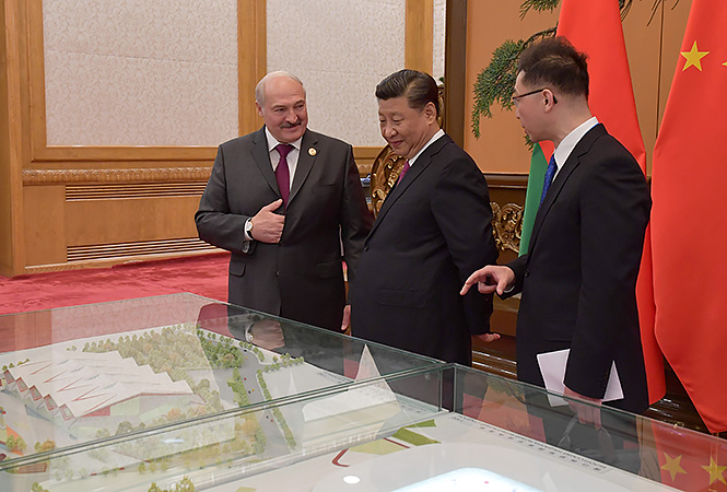 Лукашенко подарил Си Цзиньпину книги и картину, а тот показал ему макет
