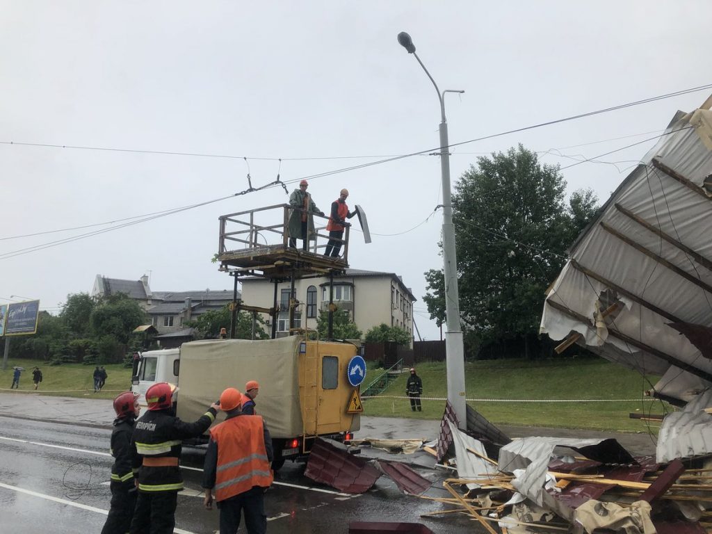 Последствия непогоды в Минске: затоплены улицы, смерчем унесло крышу дома