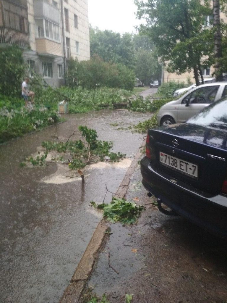 Последствия непогоды в Минске: затоплены улицы, смерчем унесло крышу дома