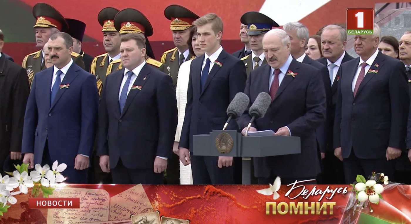 Лукашенко с сыновьями возложил венки на площади Победы