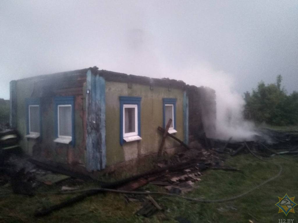 Молния подожгла два дома в деревне Калинковичского районе