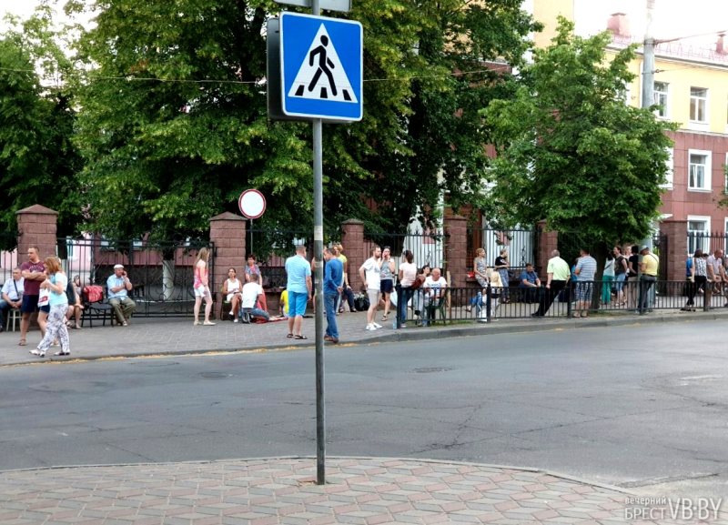 В Бресте и Гомеле родители часами дежурят под школами, чтобы записать ребенка в первый класс