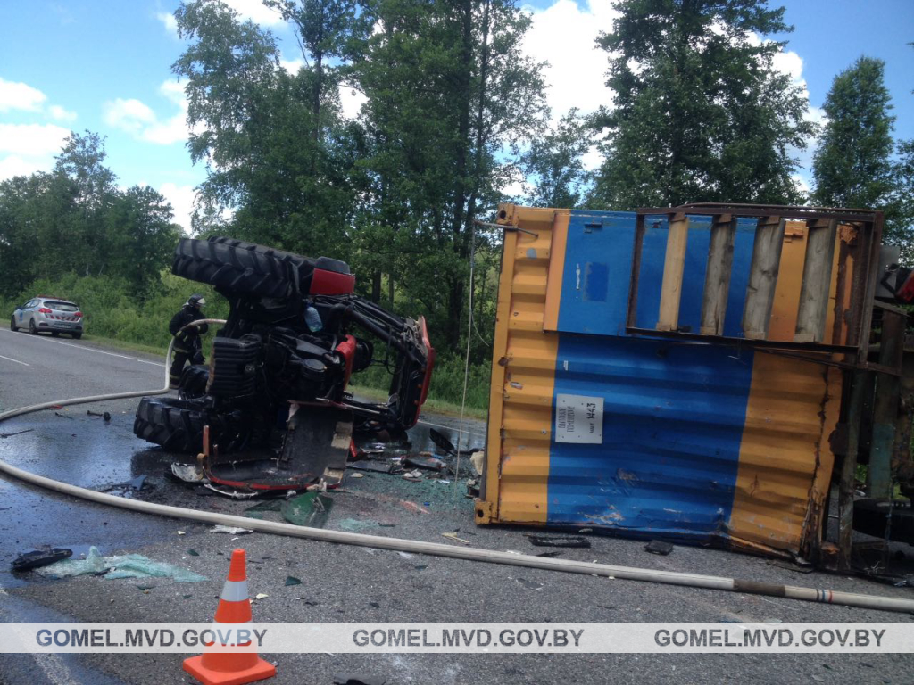 Водитель Mercedes заснул и въехал в трактор в Ивановском районе
