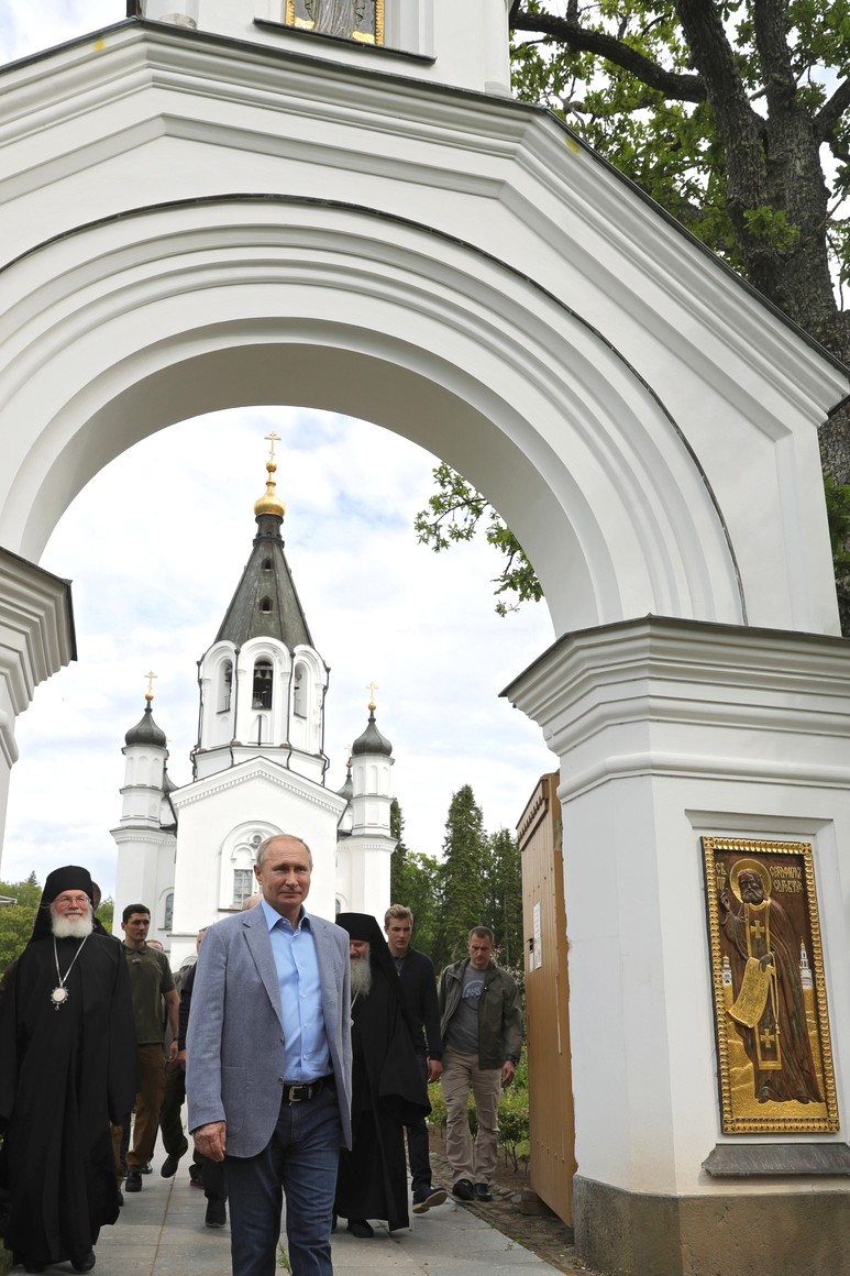 Александр и Николай Лукашенко зажгли свечи на Валааме