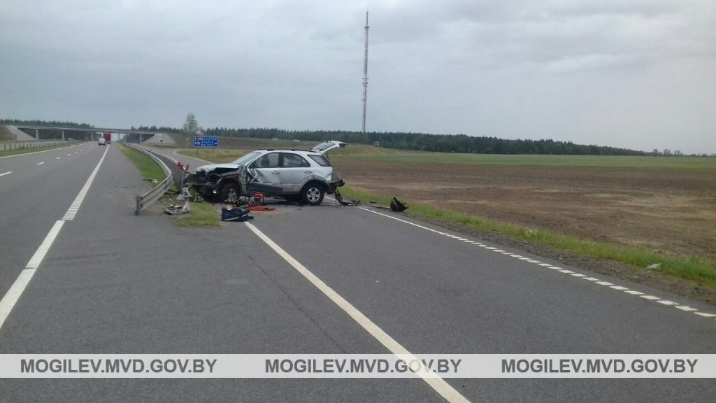 На трассе М5 легковушку насквозь прошило отбойником, водитель погиб