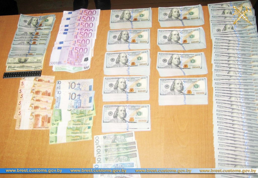 Украинец контрабандой вез $100 тысяч из Беларуси