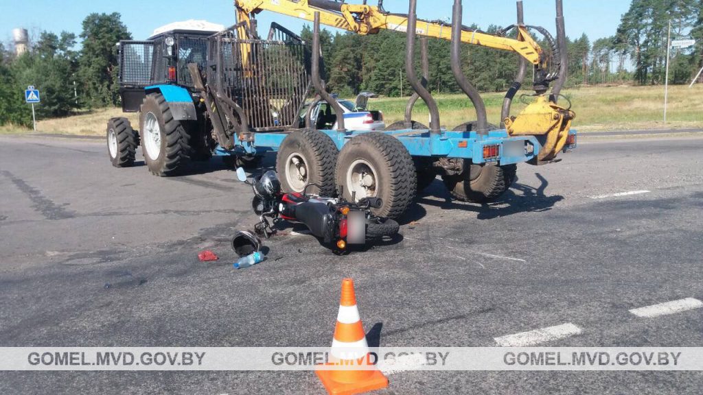 Мотоциклист в Брагинском районе попал под трактор и выжил