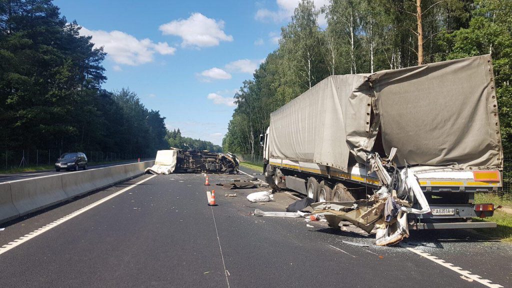 Смертельное ДТП на трассе Минск–Гродно: микроавтобус врезался в фуру