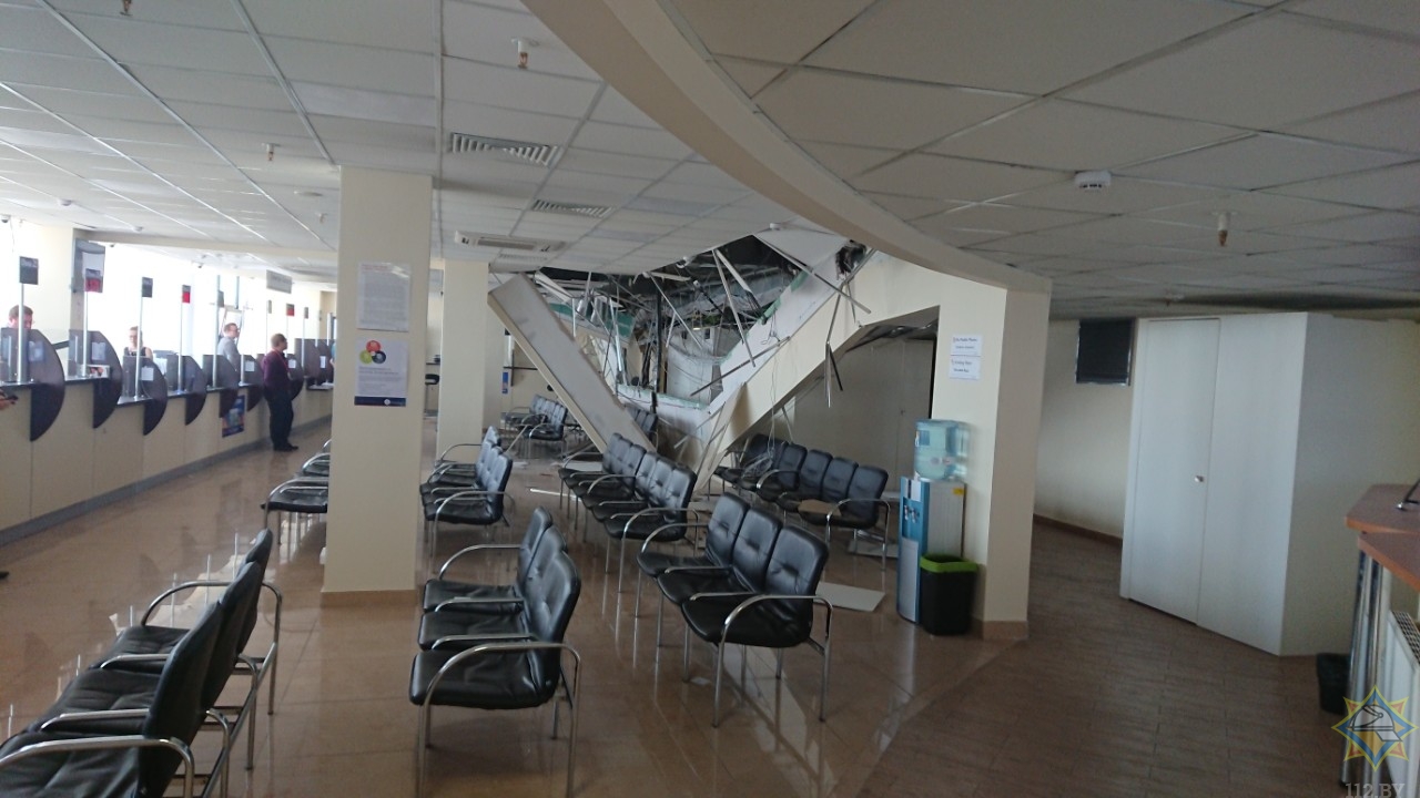 Подвесной потолок обвалился в визовом центре Литвы в ТЦ "Галилео"