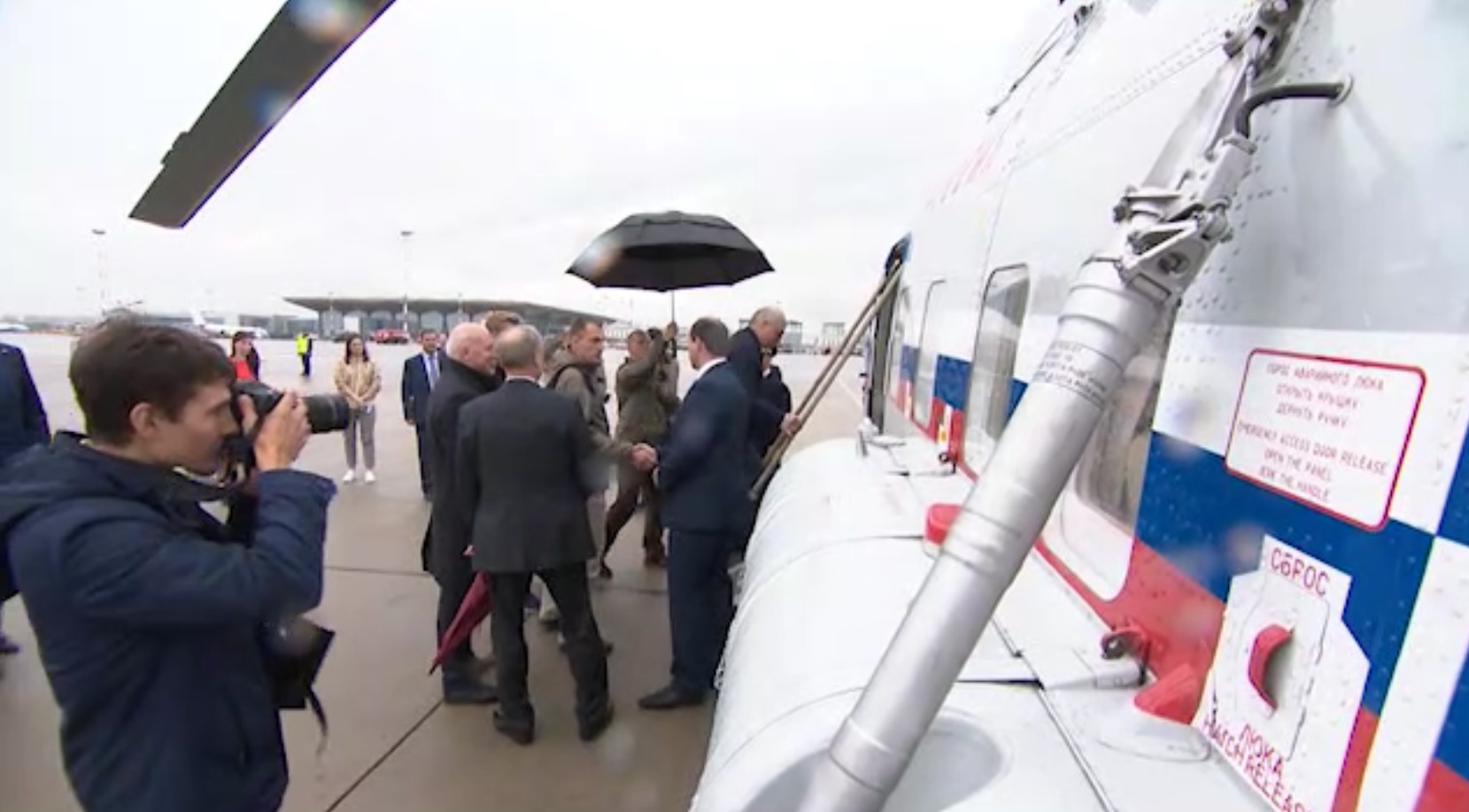 Лукашенко прилетел в Санкт-Петербург без костюма и галстука