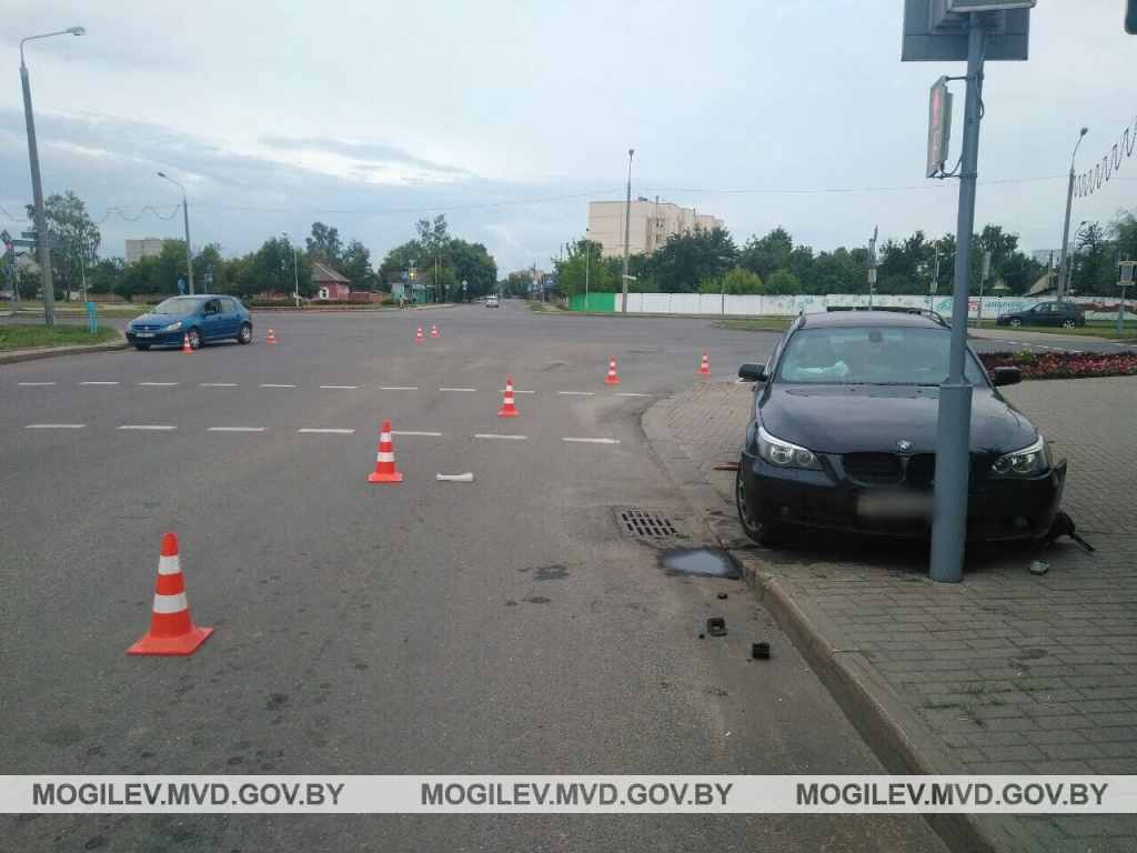 В Бобруйске BMW сбил женщину на тротуаре